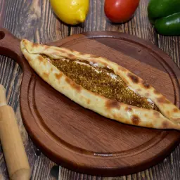 فطيرة لبنة بالجبن والزعتر