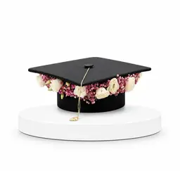 Hat with natural roses