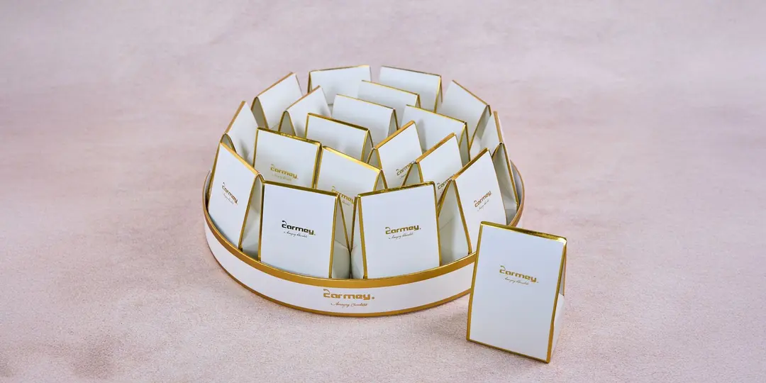 Beige pyramid serving tray