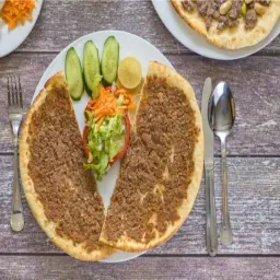فطيرة لحم بعجين
