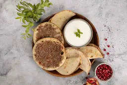 ميني مناقيش لحم بعجين