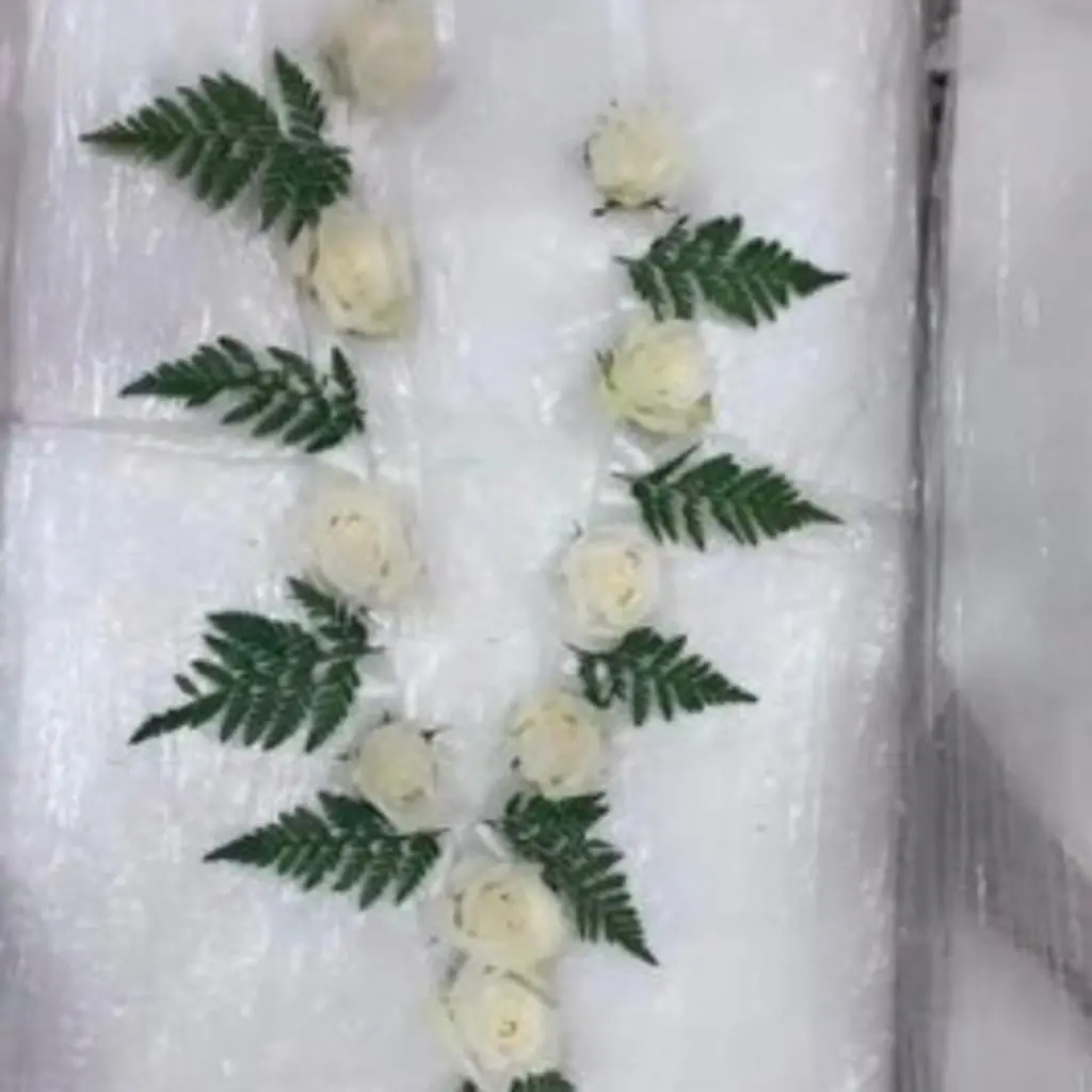 عقد ورد أبيض