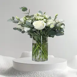 فازة الزهور البيضاء