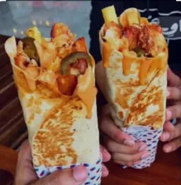 ساندويتش شاورما بالجبن