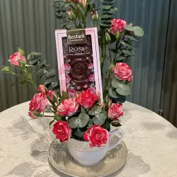 كوب مع ورد وشوكولاتة