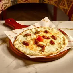 منقوشة سجق وجبنة
