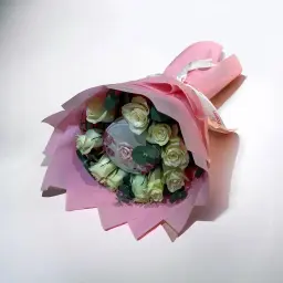 باقة ورد أبيض وشوكولاتة من بستاني
