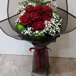 باقة حمراء صغيرة