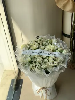 باقة الجوري ابيض ليوم الاخت