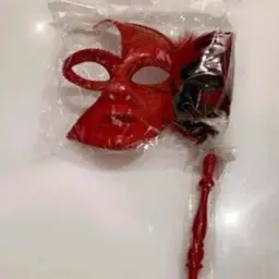 قناع نسائي أحمر مع عصا