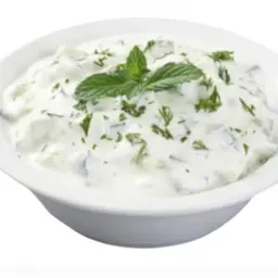 سلطة الخيار باللبن