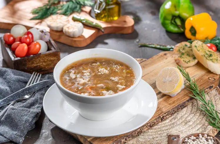 شوربة صينية بالدجاج