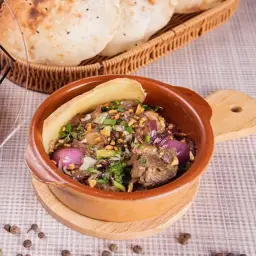 طاجن لحمة بالأورمة مع أرز