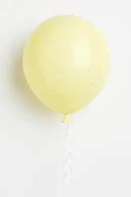 بالون أصفر فاتح