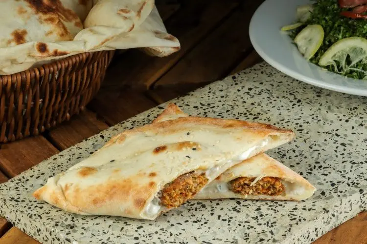ساندويتش كباب دجاج باللبنة