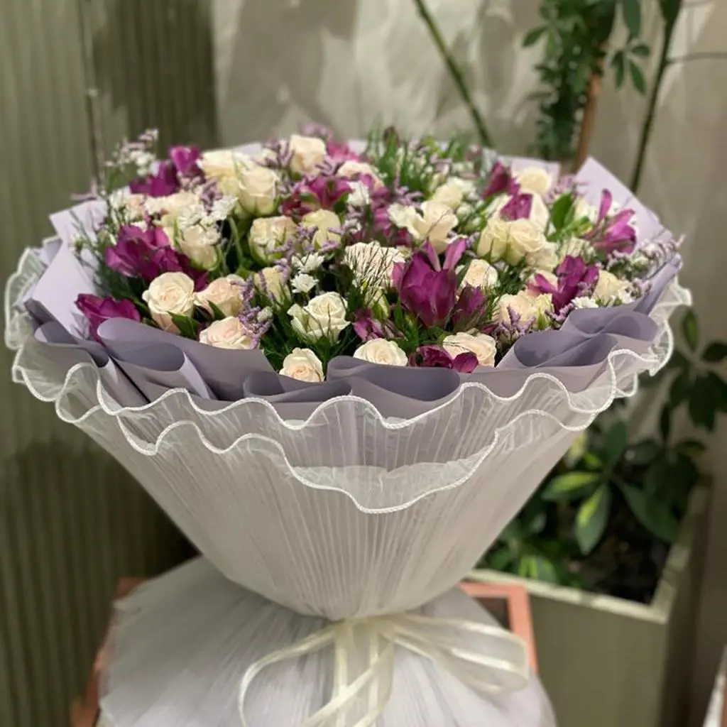 بوكيه فخم مع ورد طبيعي