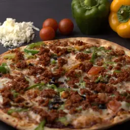 Vegetable and minced meat pizza