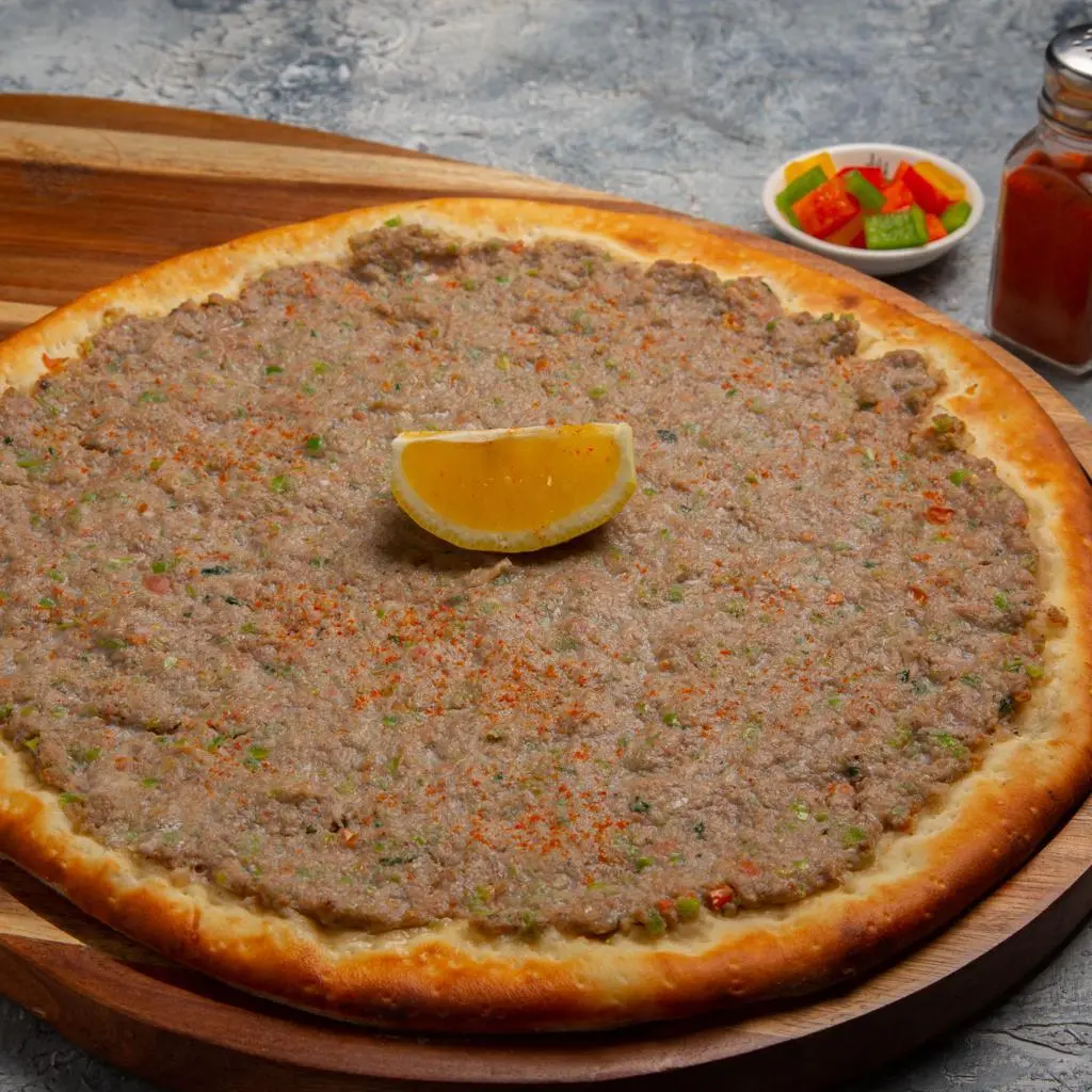 منقوشة لحم بالعجين