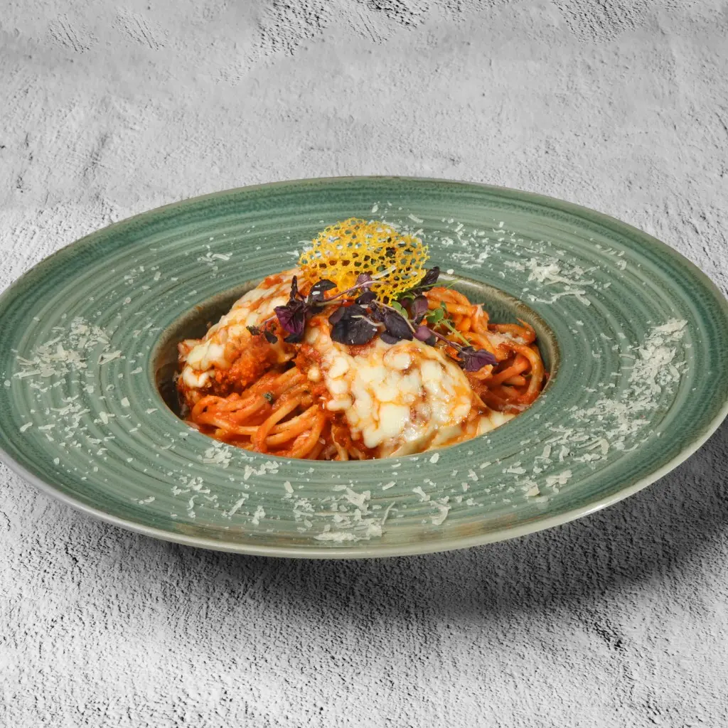 معكرونة بومودورو مع دجاج البارميزانا