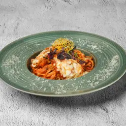 معكرونة بومودورو مع دجاج البارميزانا