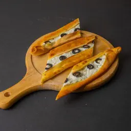فطيرة لبنة بالزيتون