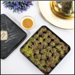 Almthaq Arabi. Chocolate Petit Four
