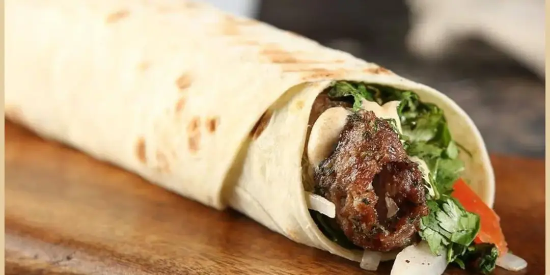 ساندوتش مبشور بالجبنة لحم