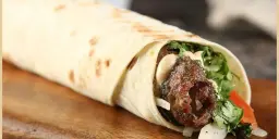 ساندوتش مبشور بالجبنة لحم