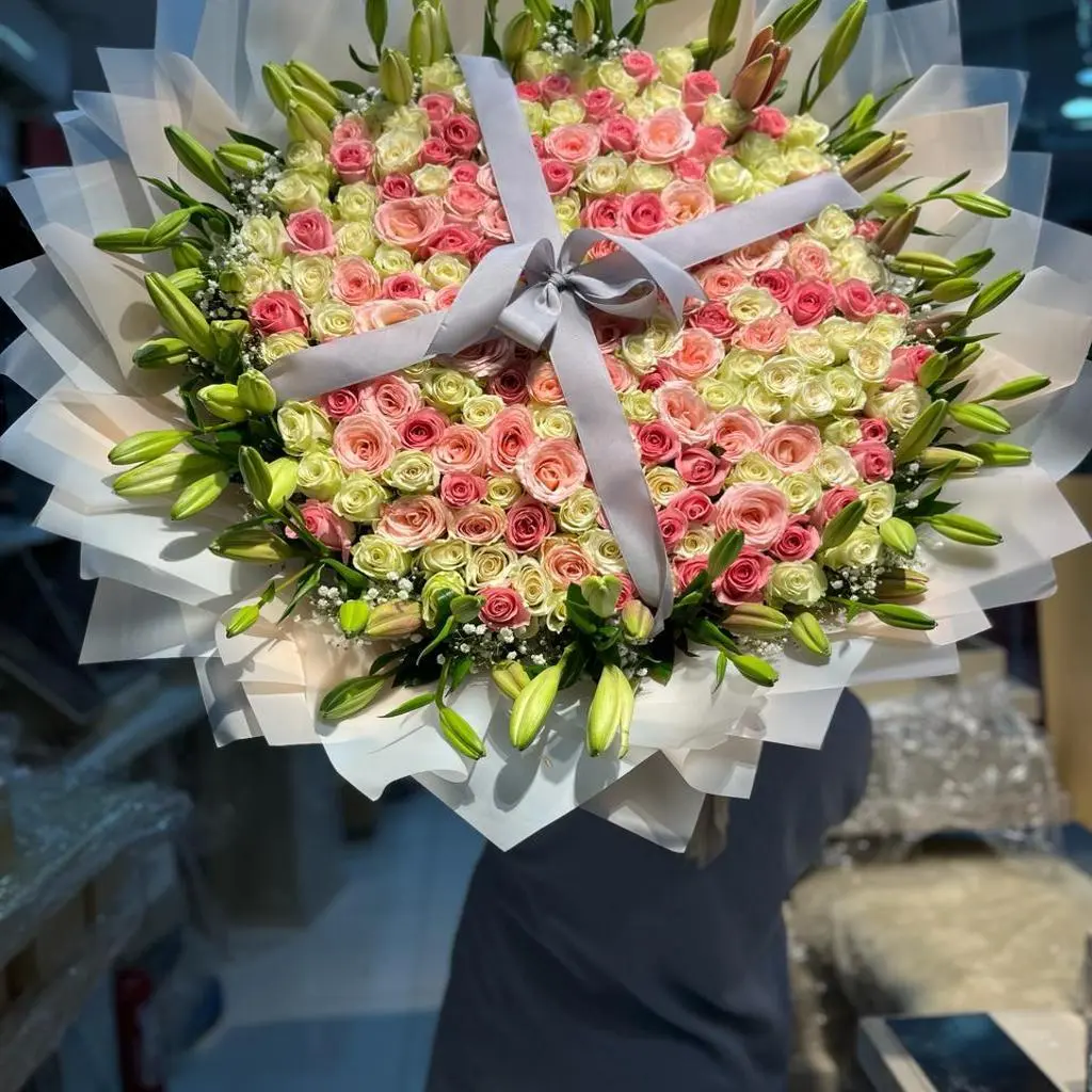 بوكيه ورد مع أغصان الليليوم