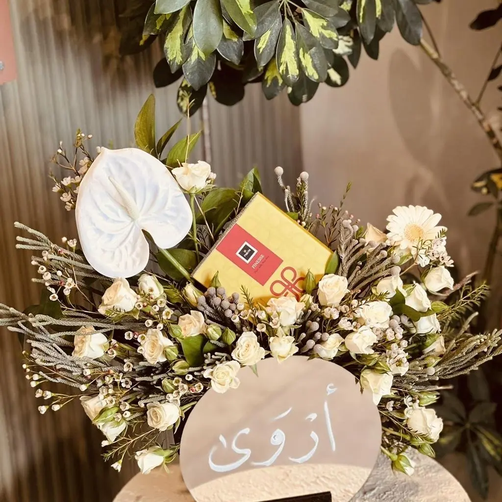 شوكولاتة مع ورد وفازة مرآة
