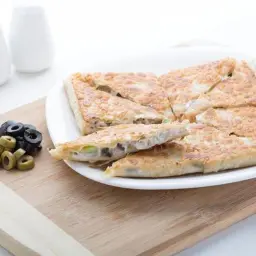 فطيرة جبنة بيضاء زيتون