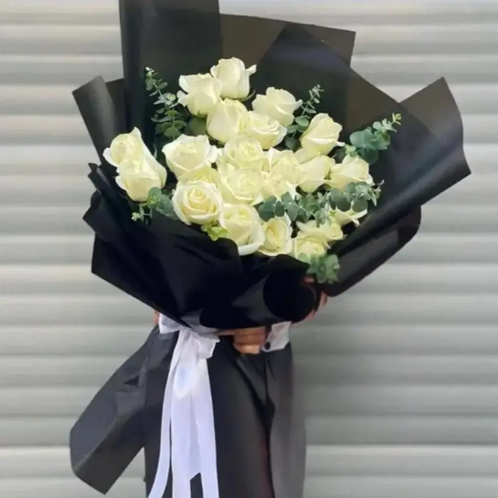 باقة ورد جوري أبيض مع تغليف أسود