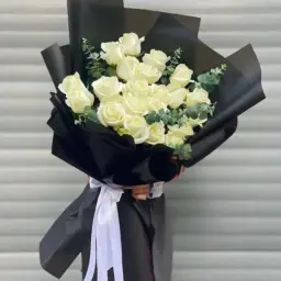 باقة ورد جوري أبيض مع تغليف أسود