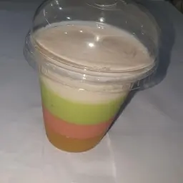 عصير كوكتيل طبقات