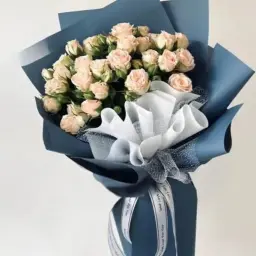 باقة بيبي روز مع تغليف أزرق