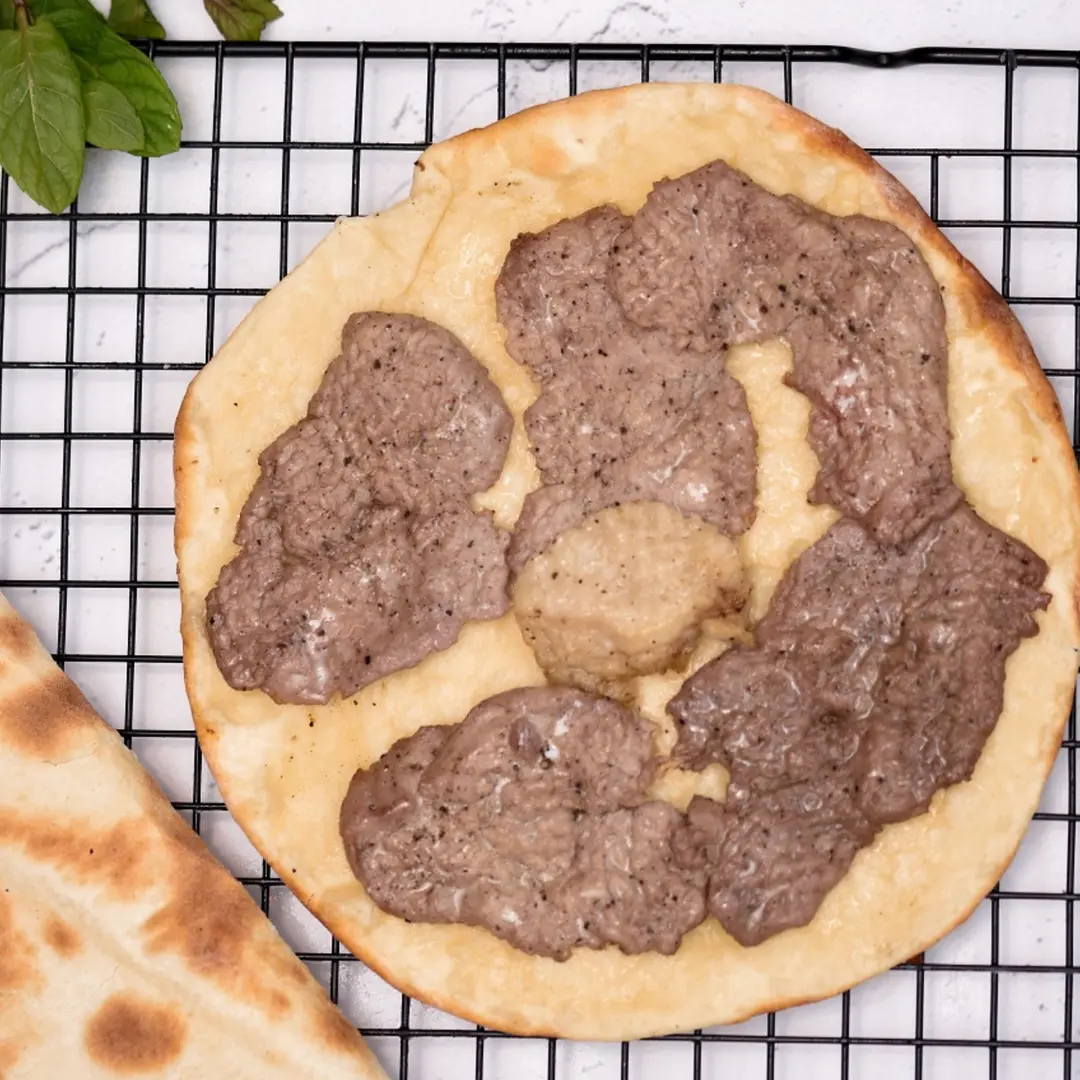 شرحات لحم على عجين
