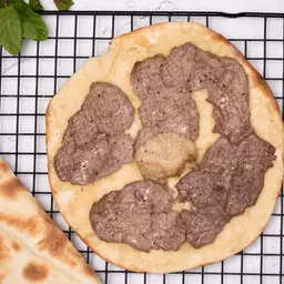 شرحات لحم على عجين