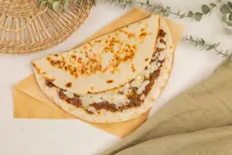 مناقيش لحم بعجين وجبنة