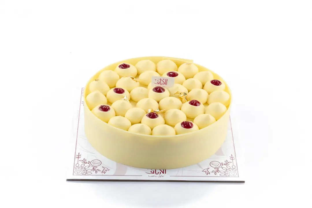 Vanilla cake with berries