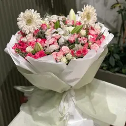 بوكيه بيبي جوري مع تشكيلة من الزهور الهولندية الطبيعية