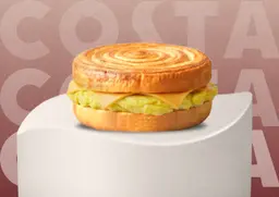 ساندويتش كرواسون بالبيض والجبن