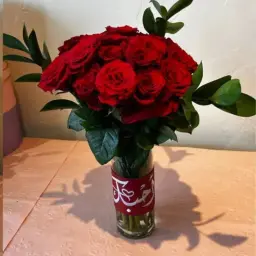 فازة ورد مع كلمة (أحبك)