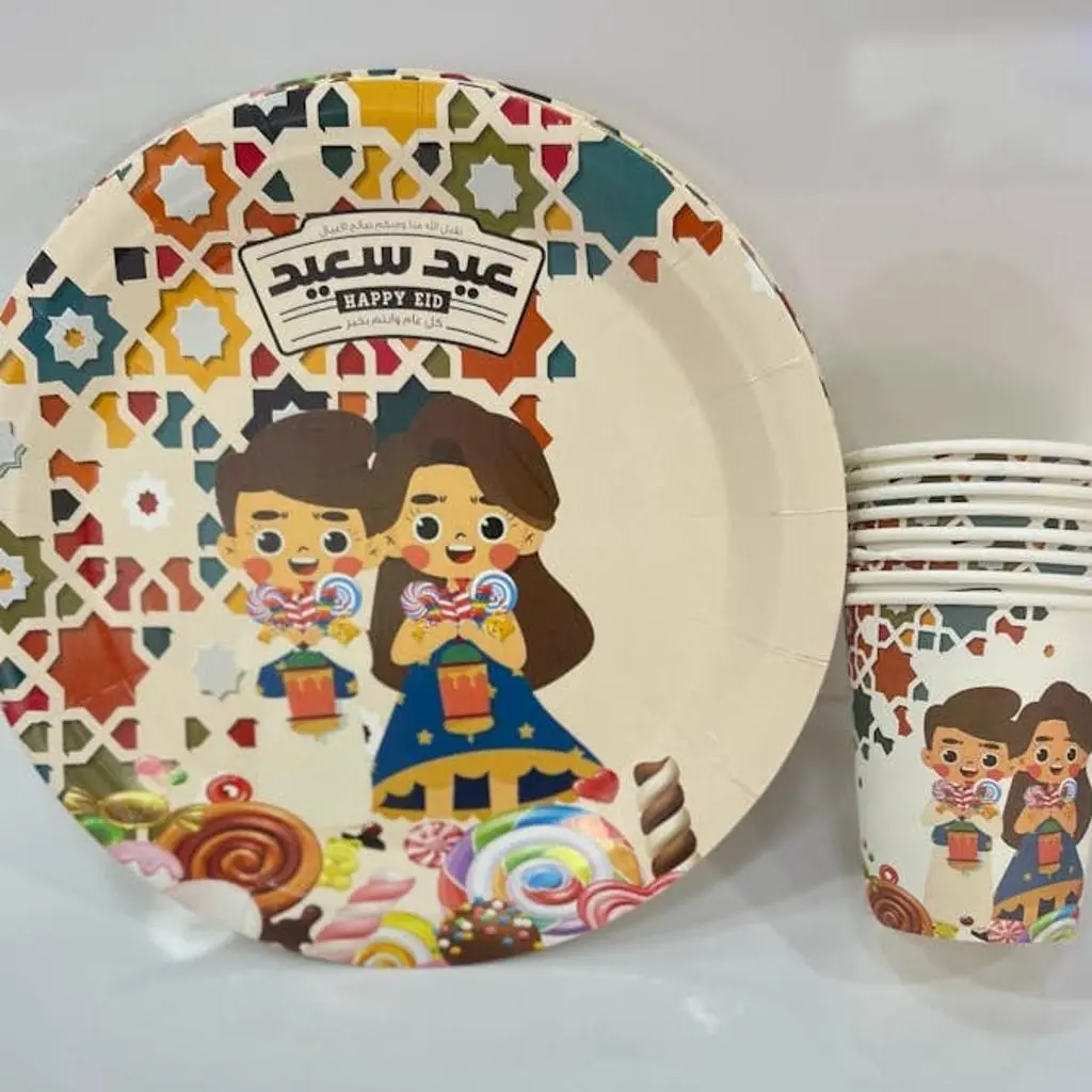 صحون وكاسات عيد سعيد مزخرف