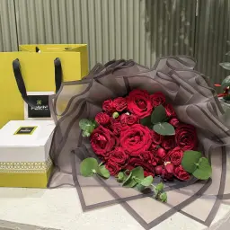 شوكولاتة باتشي مع باقة ورد طبيعي