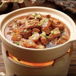 لحم بقري مطهو مع طماطم
