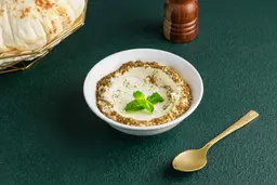 صحن لبنة بالزعتر