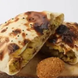 فطيرة فلافل باللبنة