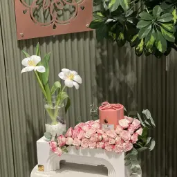 شوكولاتة أنوش مع سمك زينة وورد طبيعي