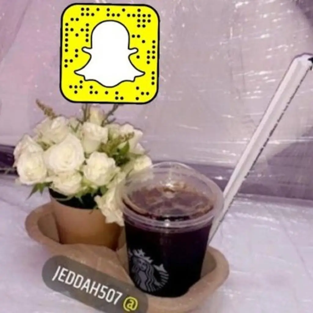كوب قهوة مع ورد