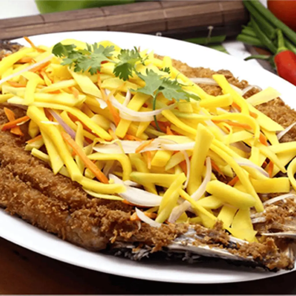 سمك بالزبدة وسلطة مانجو مع أرز